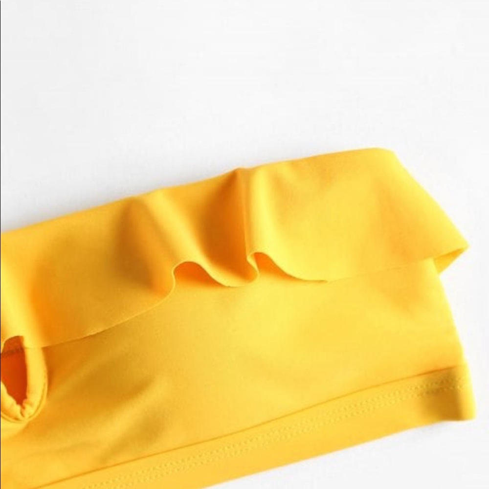 Yellow bikini - Picture 7 of 7